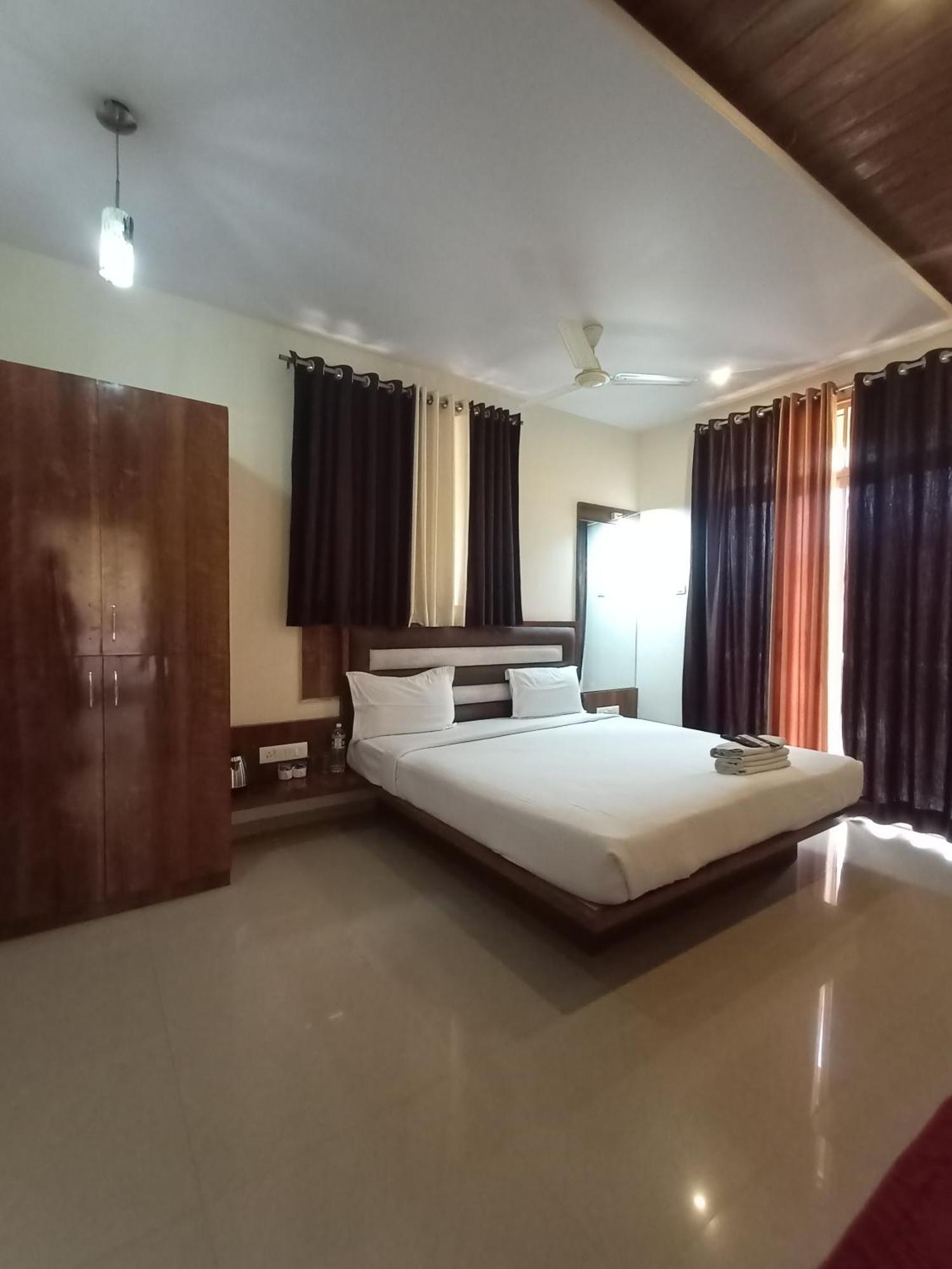Hotel Oakwood Mahābaleshwar Стая снимка